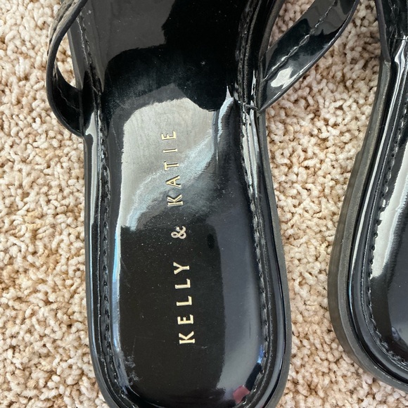 Kelly & Katie Black Sandals with Cream Accents - Picture 5 of 6